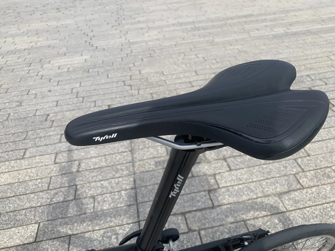 TYRELL　IVE Sportsのサドル