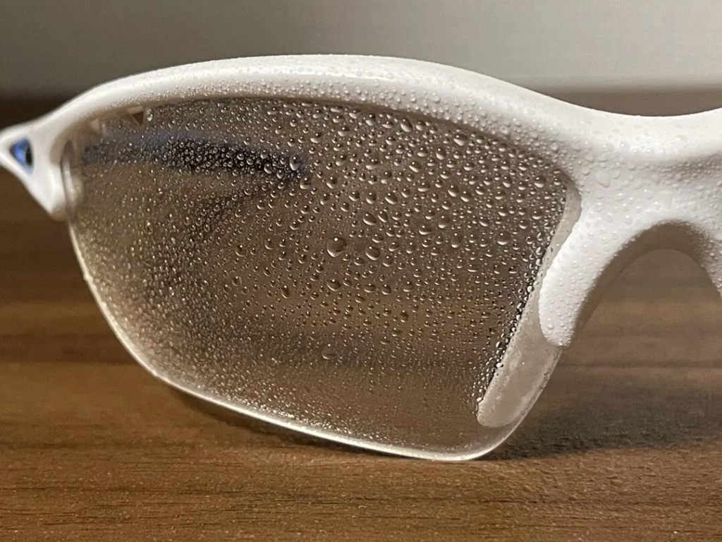 付着した水滴の右レンズの見え方拡大