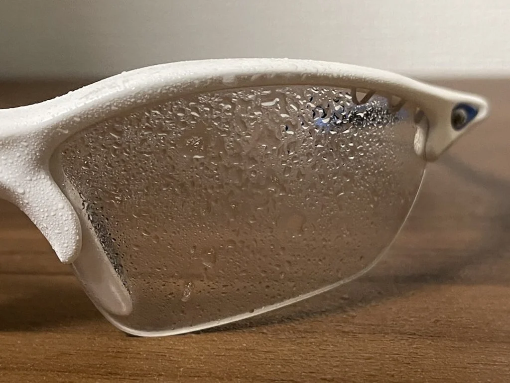 付着した水滴の左レンズの見え方拡大