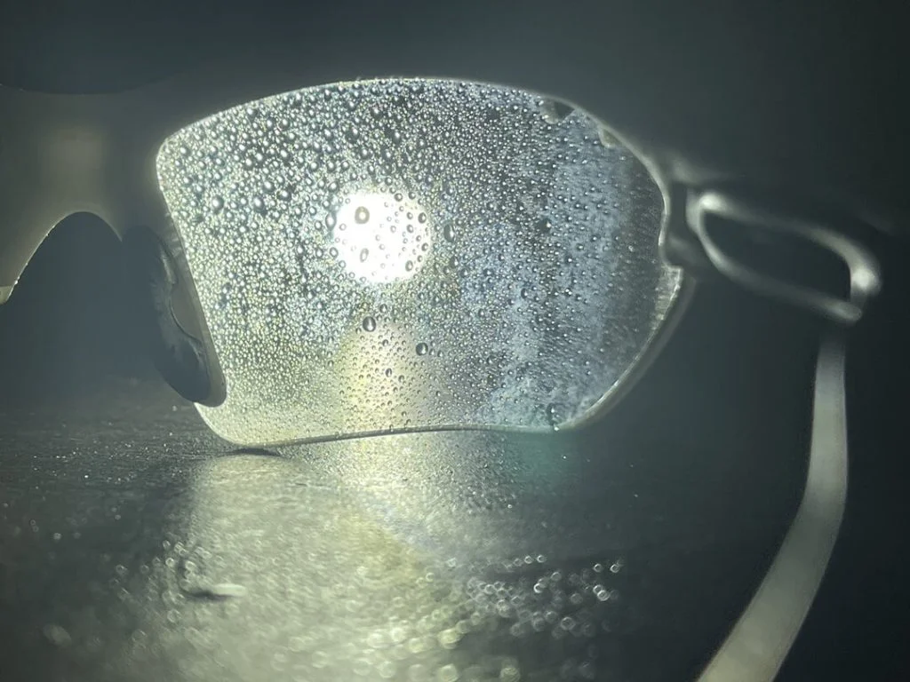 水滴の付着した右レンズの夜間の見え方