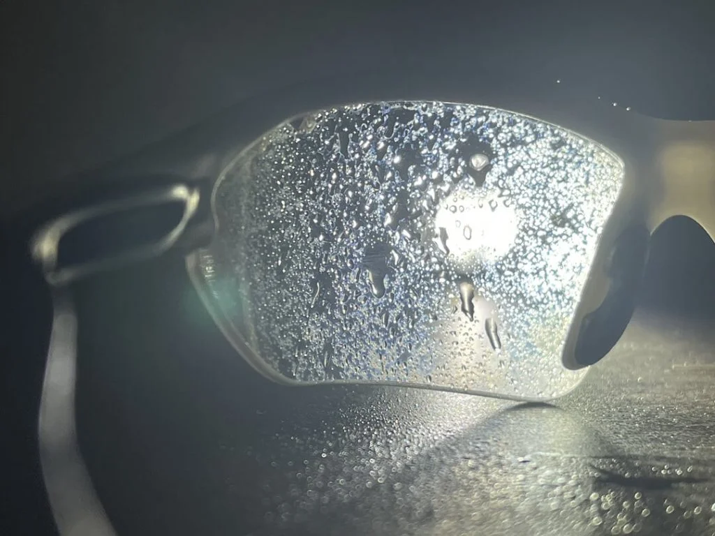 水滴の付着した左レンズの夜間の見え方