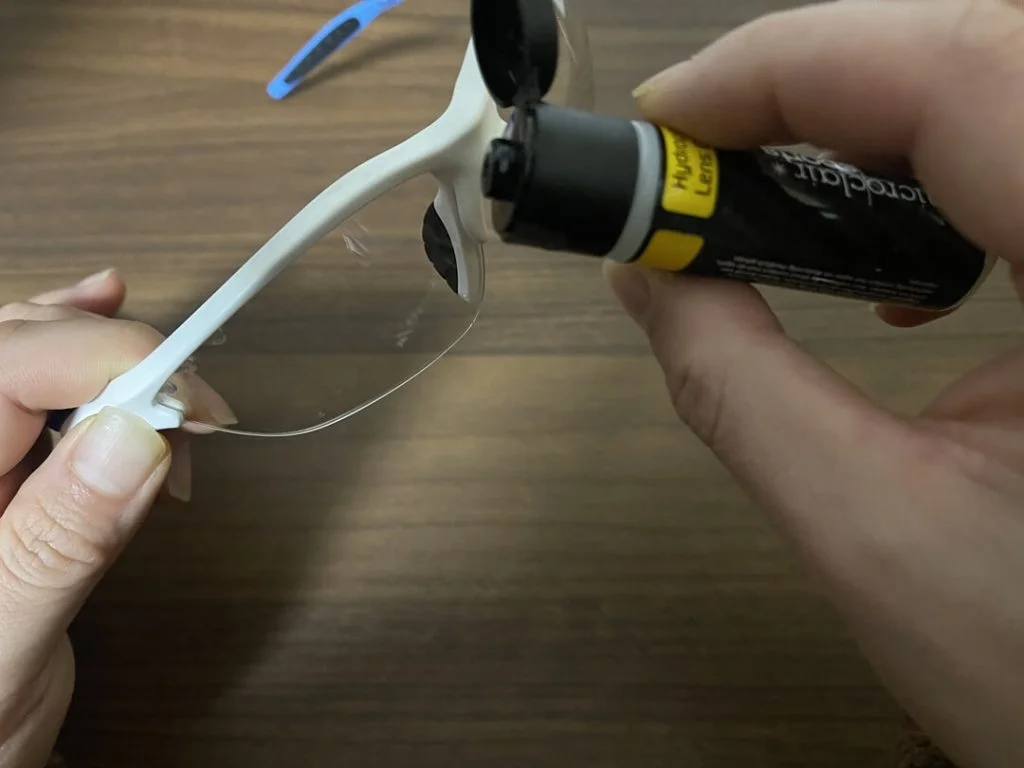 検証用アイウェアに塗布中