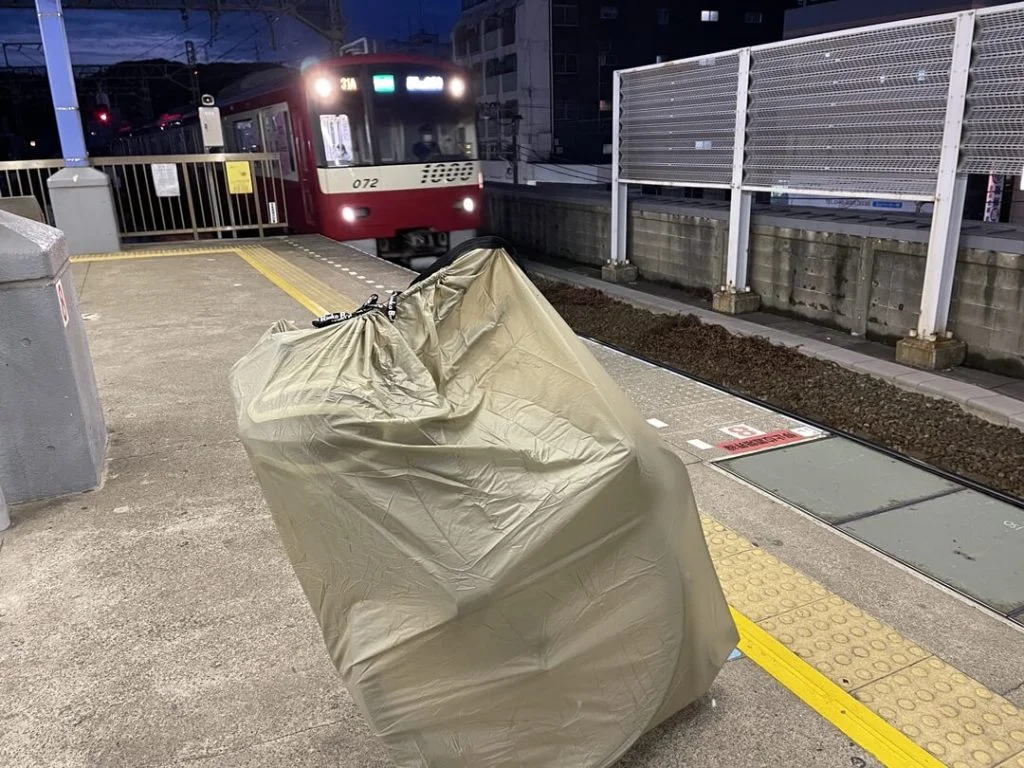 輪行袋と京急久里浜駅ホーム